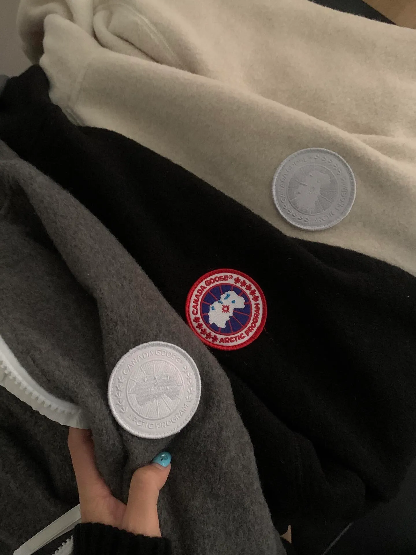 P660 Big Goose White Label Hooded Cashmere Sweatshirt Jacket [Original Mold] [Perfectly Restored] Canada Goose Canada Goose SS22 Chilliwack Humanature 01 Logo Label Zipper Drawstring Hooded Fleece Long Sleeve Bomber Jacket 7102W1 Exclusively customized wool fabric. Only compared with ZP. The popularity of this season’s new style does not require any elaboration. The fabric is warm and comfortable long plush. It is easy to put on and take off. High-tech breathable space cotton liner. It makes the entire garment very stiff and soft, comfortable and lightweight at the same time. Breathable, soft, not sweaty, lightweight, stylish, and non-deformable. The iconic double-striped reflective strips are designed behind the collar and hood. No detail is missed. High-density goose badge. All threaded accessories are customized. Three colors to choose from. Each one is super western. The upper body effect is very high-end. The loose version is not bloated at all. It is quite fashionable. It can be said that it is a very unique design. This year's must-have style is the same for men and women🔥 Color: black color code, dark gray, goose egg yolk Size: XS.-M